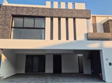 Casa · 259m² · 3 Recámaras · 3 Estacionamientos · Lomas de La Rioja II Casa en Venta con Roof y Vista a La Laguna.