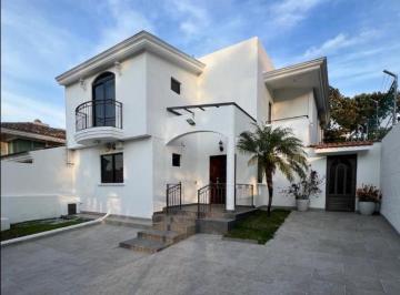 Casa · 250m² · 4 Recámaras · 3 Estacionamientos · Casa en Venta Bugambilias Remodelada