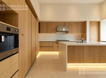 Casa · 670m² · 4 Recámaras · 3 Estacionamientos · Casa en Venta en El Campanario