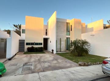 Casa · 252m² · 4 Recámaras · 2 Estacionamientos · Renta Casa en Cholul de 4 Recámaras Amueblada y con Piscina