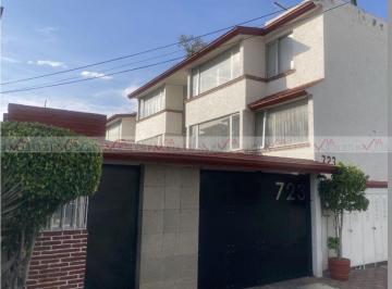 Casa · 250m² · 3 Recámaras · 4 Estacionamientos · Casa en Venta en La Magdalena