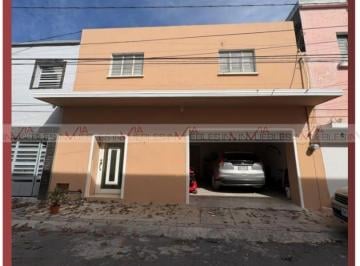 Casa · 200m² · 2 Recámaras · 1 Estacionamiento · Casa en Venta en El Cercado Centro