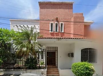 1 · Venta de Casa en Acapulco, Guerrero - Espaciosa y Bien Ubicada