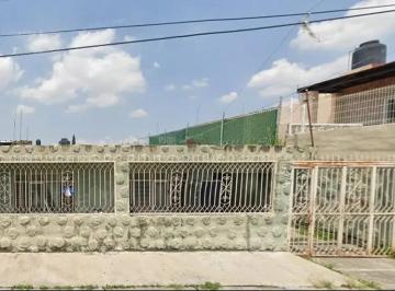 1 · Venta de Casa en Guadalajara, 4 Recámaras, Zona Echeverría con Acceso a Servicios