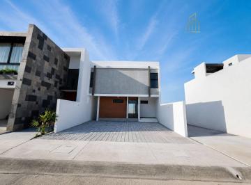 Casa · 144m² · 3 Recámaras · 2 Estacionamientos · Venta de Casa en Fraccionamiento Lomas del Dorado con Amplio Jardin