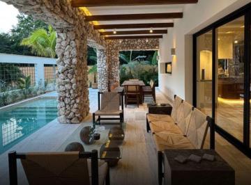 Casa · 431m² · 5 Recámaras · 3 Estacionamientos · Estrena Residencia de Lujo en Lagos del Sol: 5 Recámaras, Alberca y Acabados Top