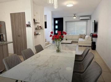 Casa · 120m² · 3 Recámaras · Casa en Jardines del Sur 4, 3 Recámaras, 2 Niveles, Excelente Ubicación en Cancún