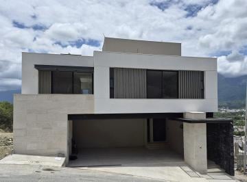 Casa · 490m² · 3 Recámaras · 3 Estacionamientos · Casa en Fraccionamiento Castaños del Vergel