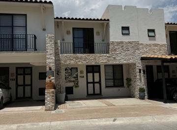 Casa de 3 habitaciones, León · Casa en Venta en Lombardia Residencial