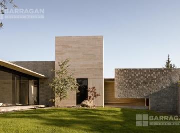 Casa · 650m² · 4 Recámaras · 3 Estacionamientos · Casa en Venta en Jurica Querétaro