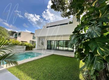 Casa en condominio · 359m² · 4 Recámaras · 3 Estacionamientos · Casa en Venta o Renta en Cancun, Lagos del Sol