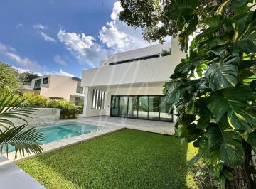 Casa · 359m² · 4 Recámaras · 3 Estacionamientos · Casa en Venta o Renta en Cancun, Lagos del Sol