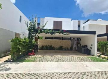 1 · Residencia de Lujo Amueblada, con Piscina y Paneles Solares en Zona Country