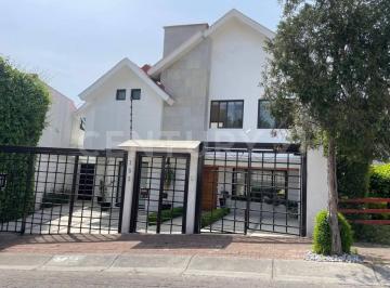 Casa · 273m² · 3 Recámaras · 3 Estacionamientos · Casa Sola con Jardin de 200 m², a Media Cuadra de Parque de Villa Verdún