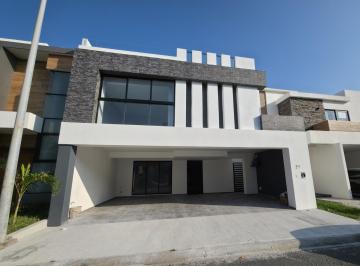 Casa · 259m² · 3 Recámaras · 3 Estacionamientos · Casa en Venta con Alberca y Roof Garden en Lomas de La Rioja Riviera Veracruzana Alvarado Veracruz