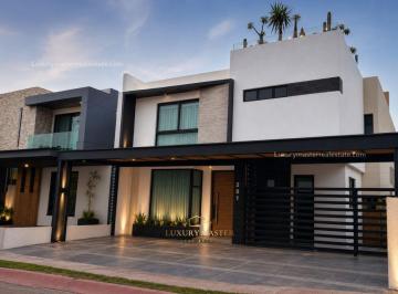 Casa · 310m² · 4 Recámaras · 3 Estacionamientos · Casa en Venta con Roof Garden en La Rioja, Tlajomulco