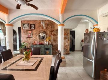 Casa · 240m² · 3 Recámaras · 1 Estacionamiento · Casa en Venta en Renacimiento, Acapulco, Gro