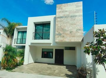 Casa · 138m² · 4 Recámaras · 2 Estacionamientos · Casa Privada Montena