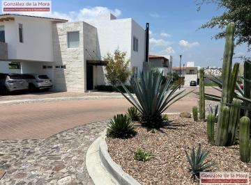 Casa · 267m² · 3 Recámaras · 2 Estacionamientos · Casa Amueblada en Renta en La Vista Residencial