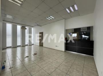 Local comercial · 110m² · 2 Estacionamientos · Local en Renta - (4)