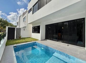 Casa · 352m² · 5 Recámaras · 3 Estacionamientos · Casa en Renta Aqua Residencial Cancun Av Huayacan