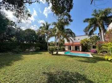 Casa · 336m² · 3 Recámaras · 7 Estacionamientos · Casa de 3 Habitaciones en Venta Al Norte de Mérida