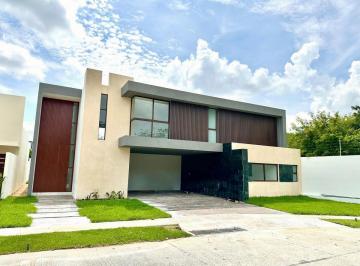 Casa · 500m² · 5 Recámaras · 4 Estacionamientos · Casa en Venta en Privada La Norte de Mérida