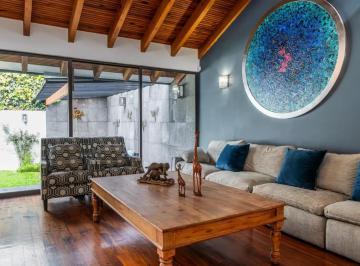 1 · Amplia Casa de 2 Niveles con Jardín de 100 m² | 4 Estacionamientos