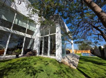 Casa de 4 habitaciones, Zapopan · Estilo de Vida: Alberca, Jardín, Cochera Para 6 Autos y Terreno Amplio.