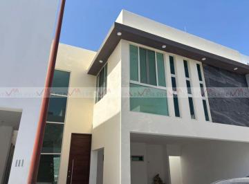 Casa · 290m² · 4 Recámaras · 3 Estacionamientos · Casa en Venta en Los Rodriguez
