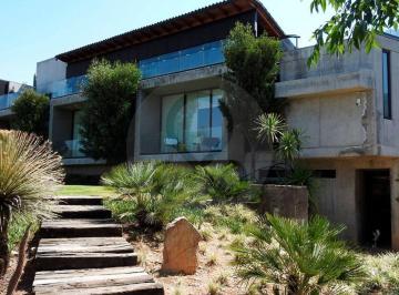 Casa · 500m² · 4 Recámaras · 4 Estacionamientos · Casa en Venta en Valle de Bravo