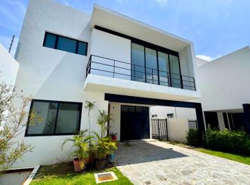Casa de 4 habitaciones, Zapopan · Casa en Venta de Los Pinos Campestre Cerca de Bugambilias
