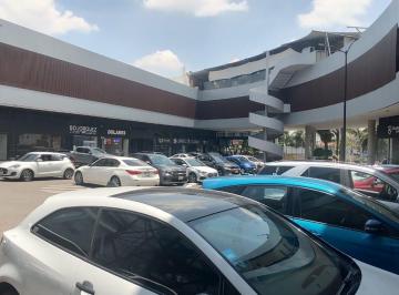 Local comercial · 120m² · 76 Estacionamientos · Local Comercial en Renta con Excelente Ubicación