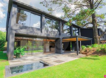 Casa · 366m² · 4 Recámaras · 3 Estacionamientos · Casa en Venta en Tenantongo