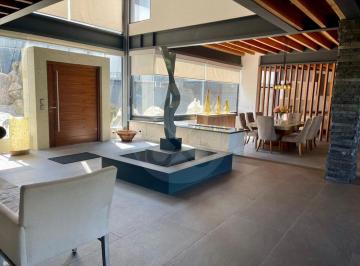 Casa · 600m² · 4 Recámaras · 3 Estacionamientos · Casa en Venta en Avándaro