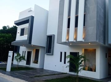 Casa · 265m² · 3 Recámaras · 2 Estacionamientos · Vendo Casa con 2 Albercas a 5 Min de Playa Xcalacoco
