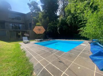 Casa · 400m² · 5 Recámaras · 2 Estacionamientos · Casa en Renta con Alberca en Avándaro