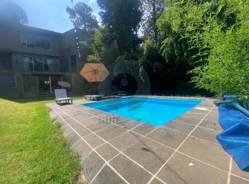 Casa · 400m² · 5 Recámaras · 2 Estacionamientos · Casa en Renta con Alberca en Avándaro