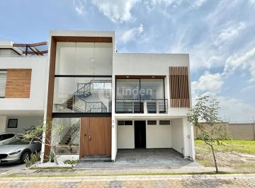 Casa · 254m² · 3 Recámaras · 2 Estacionamientos · Casa en Venta en Parque Veracruz, Lomas de Angelopolis III.