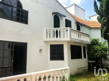 Casa · 758m² · 5 Recámaras · 2 Estacionamientos · Casa Residencial Pet Friendly y Amplio Jardín Uso Mixto