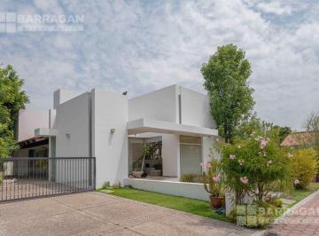 Casa · 815m² · 3 Recámaras · 3 Estacionamientos · Casa en Venta en El Campanario, Precio de Oportunidad