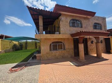 Casa · 193m² · 4 Recámaras · 3 Estacionamientos · Casa Ideal Para Vivir, Vacacionar o Invertir en La Ribera de Chapala.
