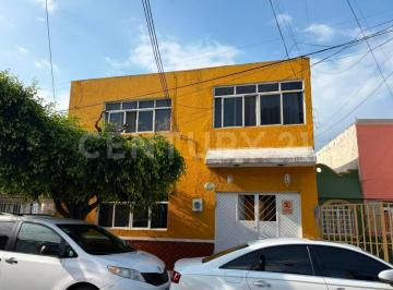 Casa · 308m² · 5 Recámaras · 3 Estacionamientos · Casa en Venta en Quinta Velarde, Guadalajara.