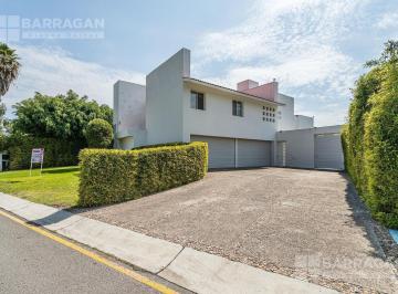Casa · 878m² · 6 Recámaras · 4 Estacionamientos · Casa en Venta en El Campanario, Precio de Oportunidad