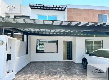 Casa · 180m² · 3 Estacionamientos · Casa en Venta. El Refugio con Estudio y Baño en Planta Baja