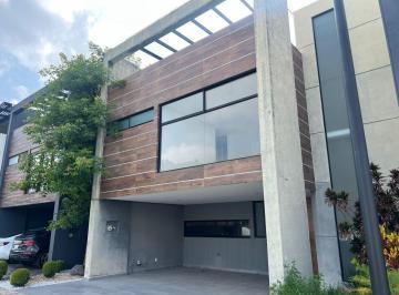 Casa · 318m² · 4 Recámaras · 2 Estacionamientos · Casa en Fraccionamiento Lomas de Angelópolis