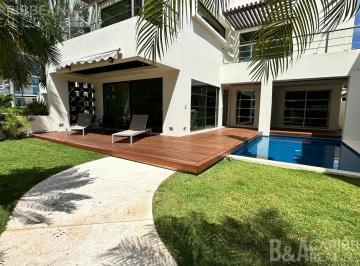 Casa · 398m² · 3 Recámaras · 2 Estacionamientos · Casa en Venta o Renta en Novo Puerto Cancún