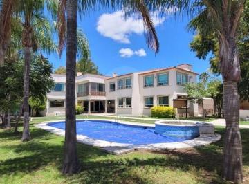 Casa · 1731m² · 9 Recámaras · 8 Estacionamientos · Casa en Venta en Jurica