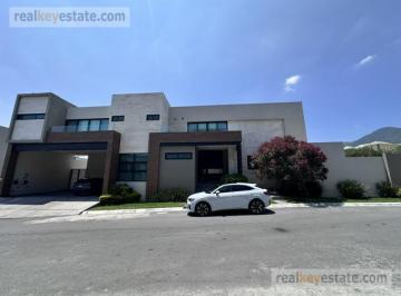 Casa · 553m² · 4 Recámaras · 3 Estacionamientos · Casa en Venta en La Joya, Monterrey, N. L.