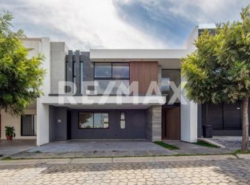 Casa en condominio · 358m² · 4 Recámaras · 2 Estacionamientos · Casa en Venta en Parque Sofía, Lomas de Angelópolis. - (4)